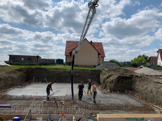 EFH Bodenplatte einschalen, armieren und betonieren. Betonwände einschalen, armieren und betonieren.