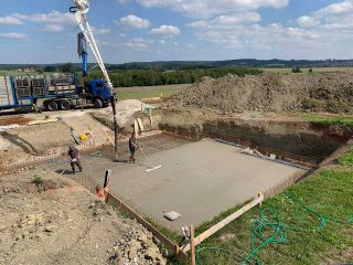 EFH Bodenplatte einschalen, armieren und betonieren. Betonwände einschalen, armieren und betonieren.