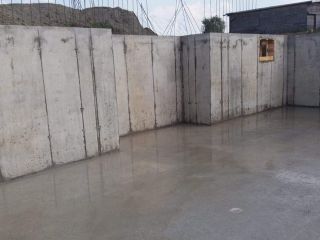 EFH Bodenplatte einschalen, armieren und betonieren. Betonwände einschalen, armieren und betonieren.